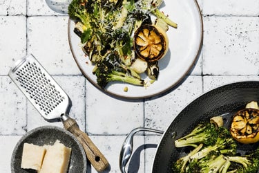 Brocoli grillé au citron avec éclats de pistache et parmesan