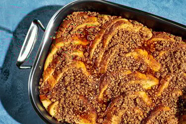 Casserole de pain doré croquant à la cassonade et à la cannelle